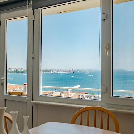 Апартаменты Spacious Sea View Family In Managed With Balcony